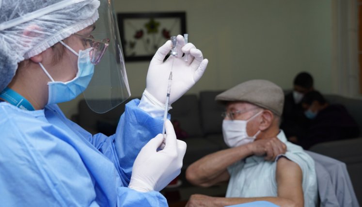 La idea de aplicar la dosis de refuerzo a otras poblaciones con alto riesgo, como los adultos mayores, por ahora está en estudio. / Foto: Colprensa 