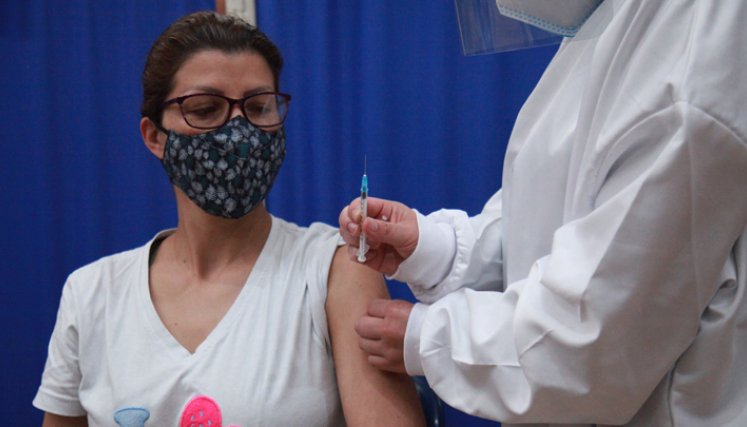 Según estudios publicados en The New England Journal of Medicine a fecha de julio de 2021, en Londres luego de 14 días con las dos dosis de Pfizer se evidenció que es 88 % eficaz, y para AstraZeneca es 67 % efectiva para prevenir infección y severidad contra la variante Delta. / Foto: Colprensa