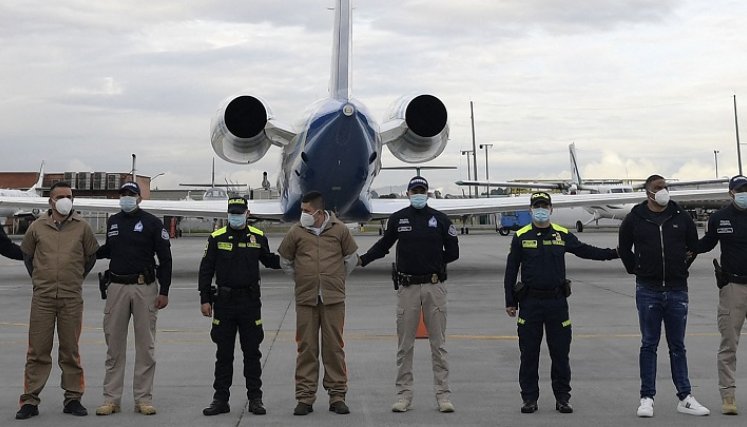 Los dos guerrilleros y el primo de alias Otoniel fueron llevados en un avión de la DEA.