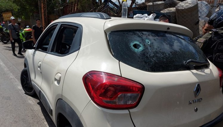 El carro de las víctima quedó impactado.
