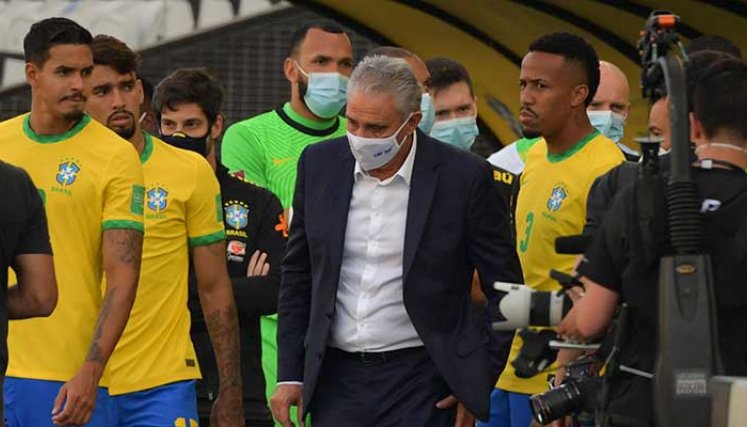 Tite, técnico de la selección brasileña se lamentó por los hechos del domingo, que llevaron a la suspensión del partido contra Argentina.