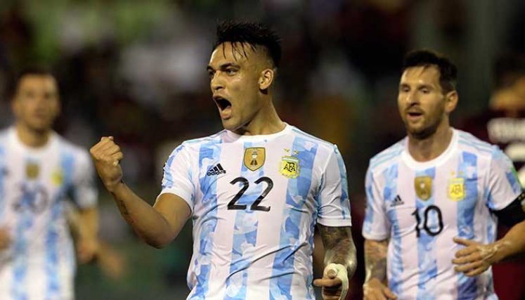 La selección de Argentina dio un paso más hacia el Mundial de Catar al vencer a Venezuela en Caracas.