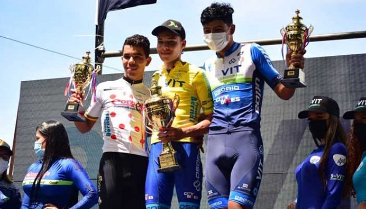 Sebastián Galvis (centro), acompañado por el subcampeón de la vuelta el santandereano Luis Torres (izquierda) y el venezolano, Arlex Méndez, tercero.