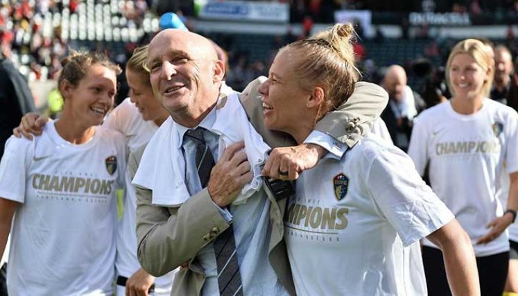 El entrenador de fútbol, el inglés Paul Riley, entrenador del North Carolina Courage, es señalado de acoso sexual.