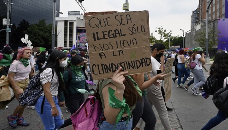 Decenas de mujeres se manifestaron este martes en Ciudad de México. /AFP