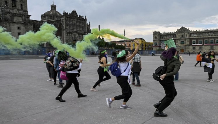 Las manifestantes recorrieron la turística avenida Paseo de la Reforma rumbo al Zócalo, principal explanada de la capital