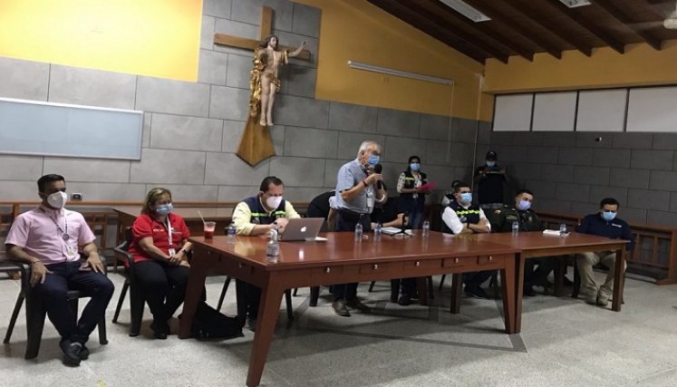 El alcalde estuvo reunido con la comunidad por 3 horas. / Cortesía/ La Opinión 