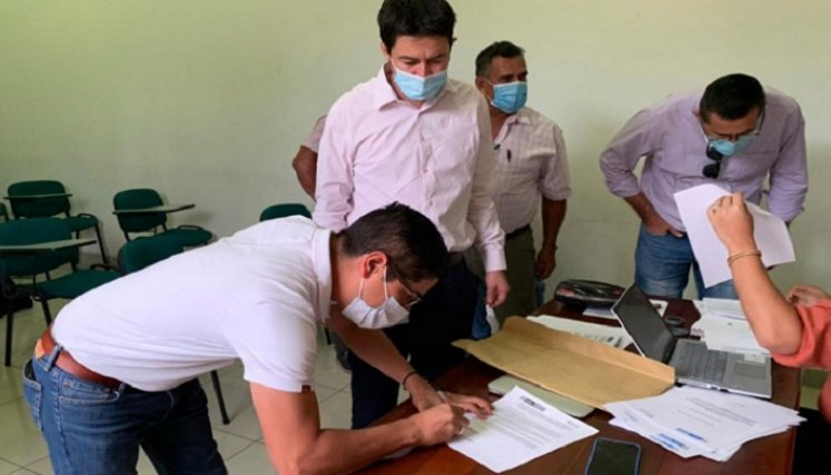 El alcalde, Wilden Capacho firmó el convenio por $572 millones. Cortesía/ La Opinión. 