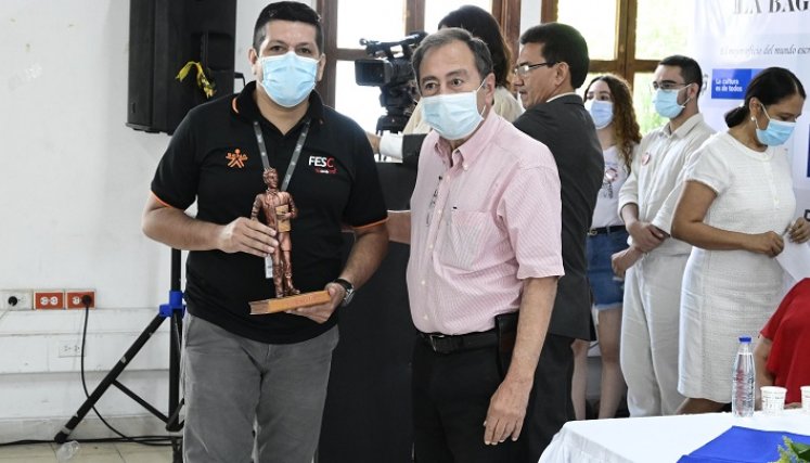 Premio al mejor documento bicentenario, recibió Jhon León.