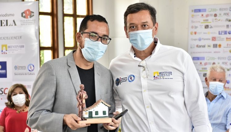 Premio al mejor Medio Audiovisual, recibe Tomás Balaguera representante del periódico ganador.