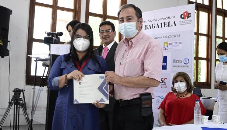 Paola Rodríguez, comunicadora y periodista del diario La Opinión recibió el diploma correspondiente al segundo puesto.