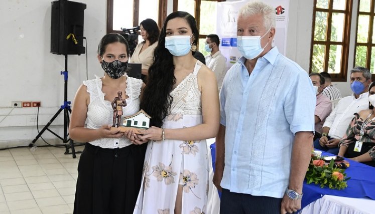 Premio a la mejor tesis, recibieron Angie Blum y Wendy Barón de la Universidad de Pamplona.