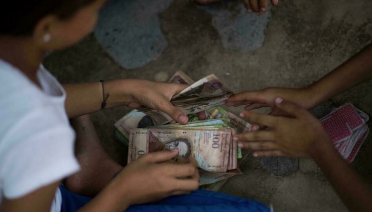 Bolívares son juguetes para niños venezolanos./Foto: AFP