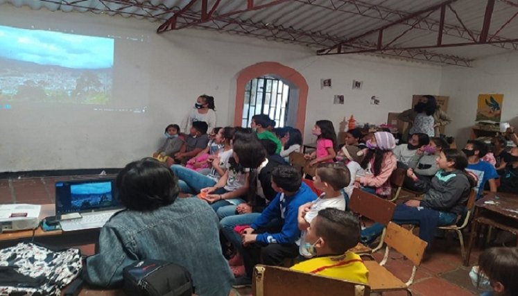 Los niños asisten a la biblioteca de lunes a sábado./ Foto: Cortesía/ La Opinión.