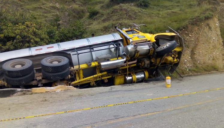 La oportuna reacción de los organismos de socorro evitó que el combustible cayera al río y llegara hasta la planta de tratamiento de la Empresa de Servicios Públicos de Ocaña. /Foto: Cortesía
