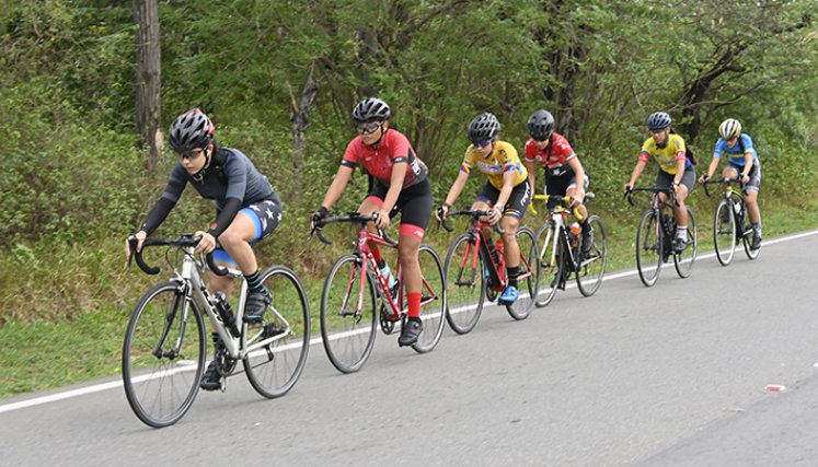 Mujeres ciclistas entrenan sobre al peaje. Foto: Jorge Gutiérrez