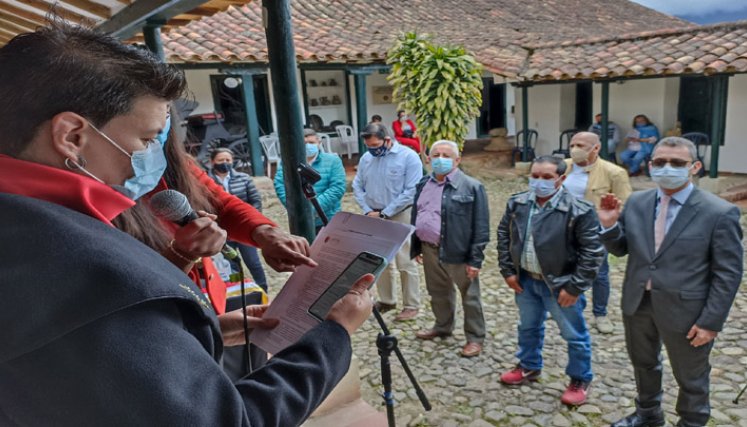 La directora de Cultura. Margarita Camacho tomó el juramento a los consejeros de turismo. Foto: Cortesía/La Opinión.