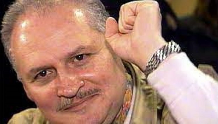 En su huida, Carlos mata a dos policías parisinos y al libanés que lo delató.