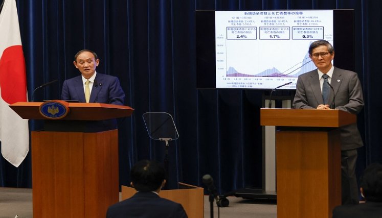 El primer ministro de Japón, Yoshihide Suga (izq.), Y el presidente de la Organización de Salud Comunitaria de Japón, Shigeru Omi, participan en una conferencia de prensa. /AFP