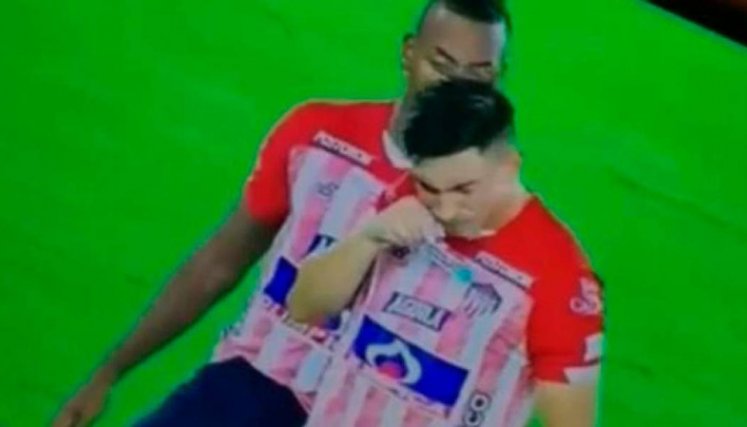Dos jugadores de Junior fueron captados en cámara mientras inhalaban la sustancia. Aunque no es dopante, el club anunció un proceso disciplinario.