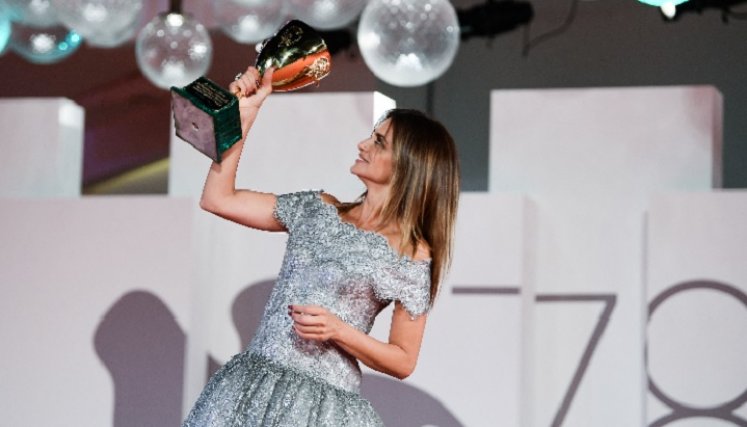 Penélope Cruz se alza con el León de Oro