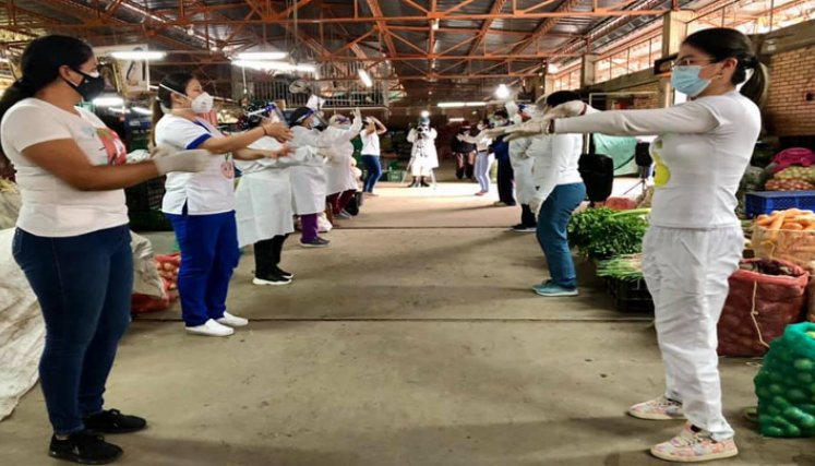 El personal de la salud adelantó la campaña en el Centro de Acopio y mercado La Independencia. Foto: Cortesía/La Opinión