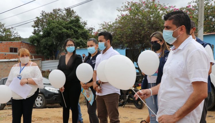 Globos blancos al aire para honrar la memoria de los desaparecidos surcaron el firmamento del asentamiento humano Brisas del Polaco de Ocaña