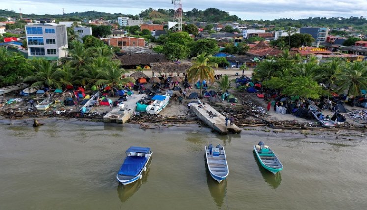 En Necoclí miles aguardan para cruzar de Colombia a Panamá. /AFP