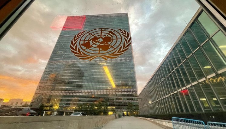edificio de la sede de las Naciones Unidas se ve desde el interior del salón de la Asamblea General antes de que los jefes de estado comiencen a dirigirse al 76 ° período de sesiones de la Asamblea General de la ONU. /Foto AFP