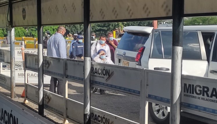 Piedad Córdoba cruzó el puente hacia territorio colombiano./Foto: Cortesía