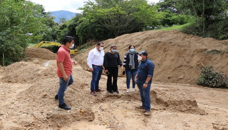 Los funcionarios orientan a los constructores.