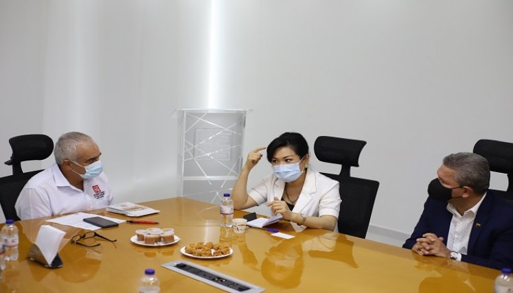 La representante comercial de la Embajada de Taiwán, Francisca Yu- Tsz Chang, reunida con los directivos de la universidad. /Foto: Cortesía