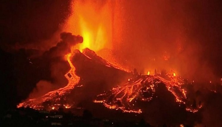 La lava del volcán en Canarias obliga a evacuar a 5.000 personas./Foto; internet