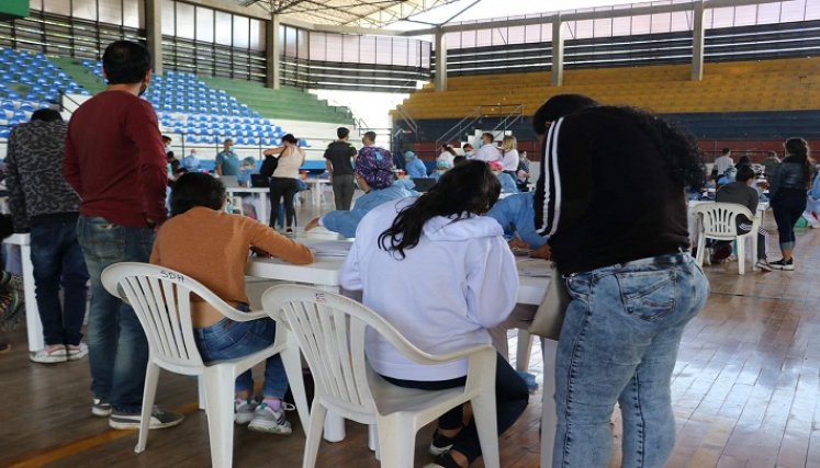Padres de familia acuden a la cita para la aplicación de los biológicos a los hijos.