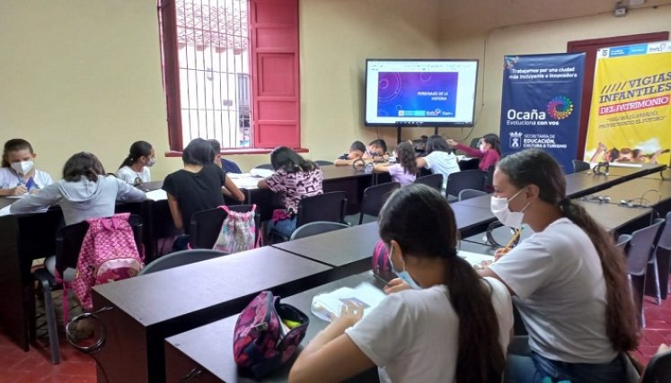 Los estudiantes reciben orientación sobre los atractivos de la región.