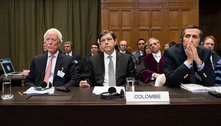El Agente Carlos Gustavo Arrieta, el coagente Manuel José Cepeda y el Viceministro de Asuntos Multilaterales Francisco Echeverri, durante la primera ronda de argumentos orales a cargo de Colombia del caso ‘Cuestión de la delimitación de la plataforma continental entre Nicaragua y Colombia./Foto Colprensa 