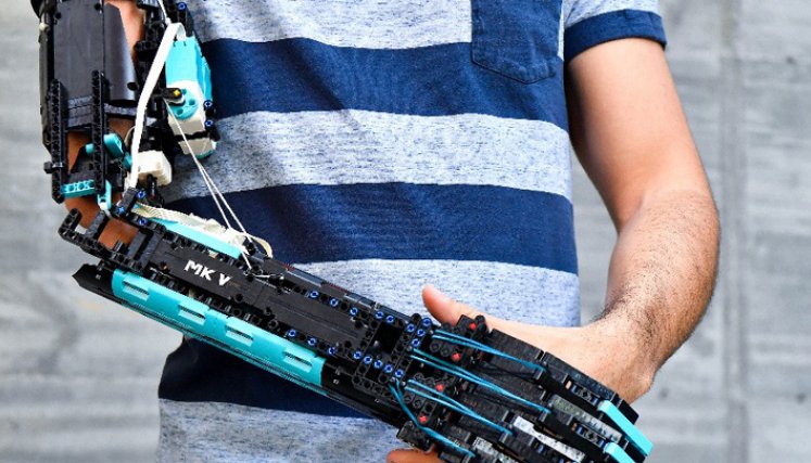 El estudiante universitario andorrano David Aguilar, 22 años, afectado por el síndrome de Poland, muestra su prótesis de brazo fabricada por él mismo con piezas de Lego. / Foto: AFP