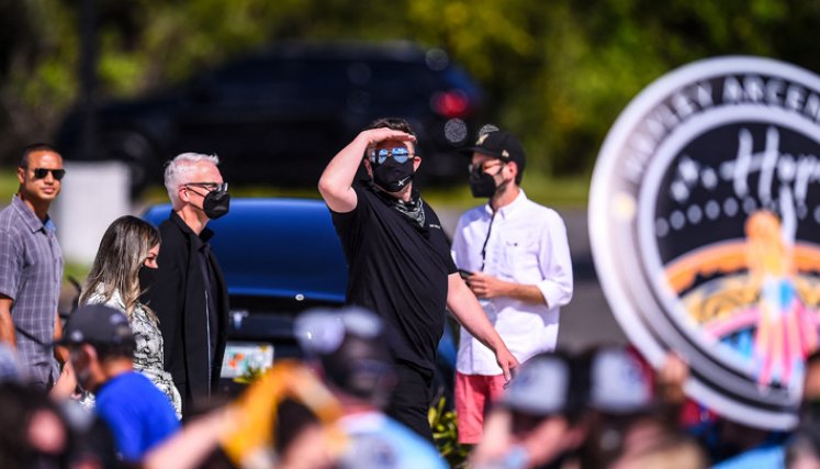 El CEO de SpaceX, Elon Musk (centro), observa durante la despedida de la tripulación de Inspiration4 en el Centro Espacial Kennedy de la NASA en Florida. / Foto: AFP