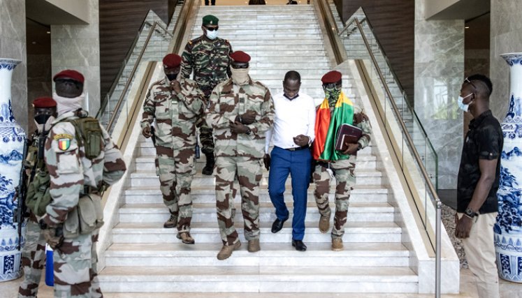 El presidente del Comité Nacional de Concentración y Desarrollo (CNRD), el coronel Mamady Doumbouya (C) sale de una reunión con representantes de alto nivel de la Comunidad Económica de los Estados de África Occidental (CEDEAO) en Conakry. / Foto: AFP