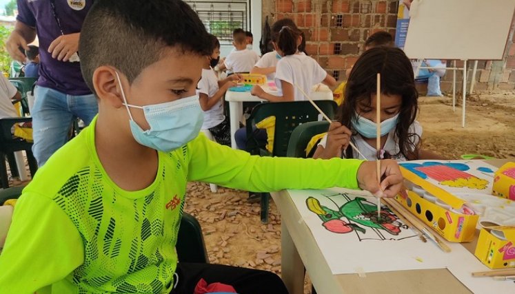 Los insumos de cada actividad son ofrecidos por la escuela, los niños han recibido colores, cartillas y bolsos.