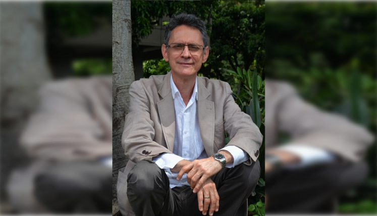 Es escritor, docente universitario y poeta colombiano con gran renombre a nivel internacional.