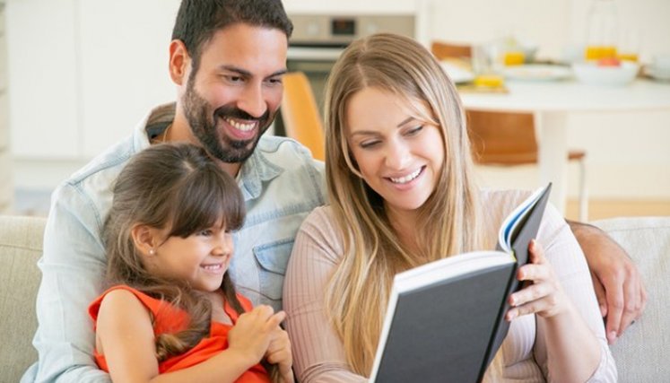  Leer cuentos con ellos es una de las formas de conectarse. / Foto: Freepik