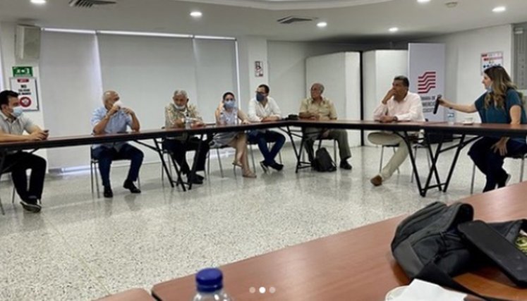Valencia se reunió también con los microempresarios. / Foto: Cortesía