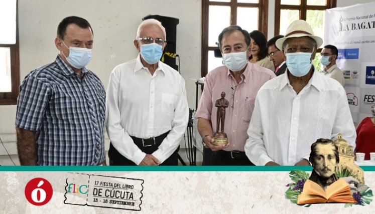 Se hizo la exaltación al Mérito al Periodismo Eustorgio Colmenares Baptista, galardón que recibió Miguel Méndez.  (De izquierda a derecha) Julio García-Herreros, Miguel Méndez, José Eustorgio Colmenares y Cicerón Flórez. / Foto: La Opinión