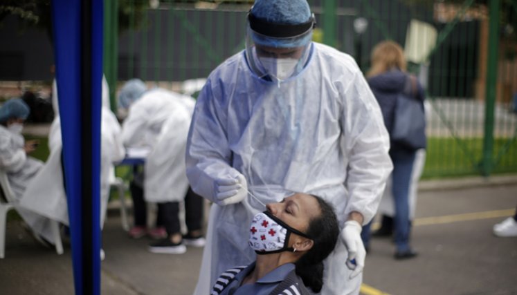Las EPS deben continuar la realización de pruebas a todas las personas que experimentan síntomas. / Foto: Colprensa