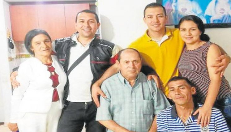 Policía se reencuentra con su familiar.