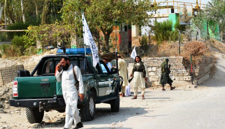 Miembros del grupo Talibán inspeccionan cerca del lugar de una explosión en Jalalabad el 18 de septiembre de 2021. / Foto: AFP
