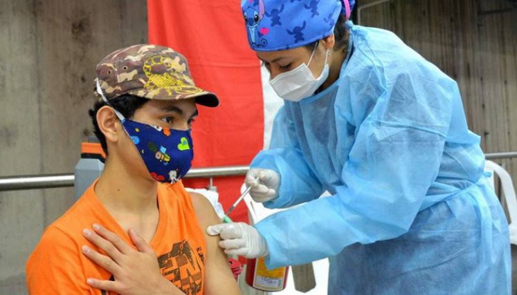 n Colombia los jóvenes entre 12 y 17 años podrán recibir la vacuna anticovid de las farmacéuticas Pfizer y Moderna que, hasta ahora, son las únicas autorizadas por el Instituto.
