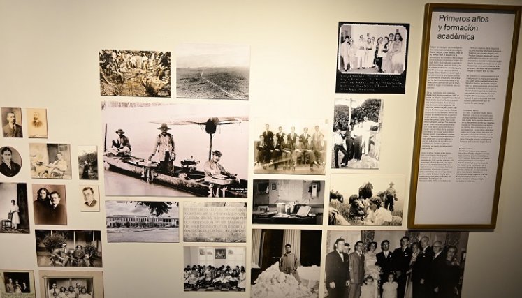 Los primeros años de vida y su formación académica tienen un espacio especial en la exposición.