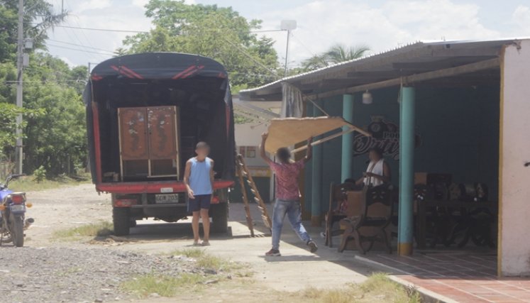 Más de 300 familias dejaron todo tirado y se desplazaron.